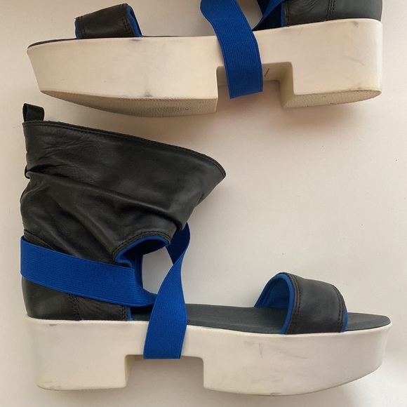 Fessura Platform Leather Sandals - Picture 12 of 16